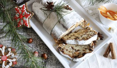 Geleneksel Noel Alman tatlısı Stollen, Christstollen olarak da bilinir. Baharatlı mayalanmış hamur tatlısı, şekerli meyve ve kurutulmuş meyve. Tatil sezonu. 