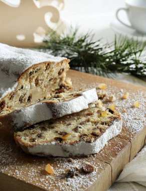 Geleneksel Noel Alman tatlısı Stollen, Christstollen olarak da bilinir. Baharatlı mayalanmış hamur tatlısı, şekerli meyve ve kurutulmuş meyve. Tatil sezonu. 