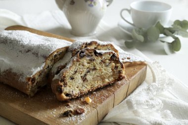 Geleneksel Noel Alman tatlısı Stollen, Christstollen olarak da bilinir. Baharatlı mayalanmış hamur tatlısı, şekerli meyve ve kurutulmuş meyve. Tatil sezonu. 