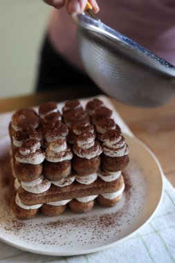 Tiramisu, İtalyan tatlısı. Klasik tiramisu hazırlayan kadın..