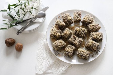 Beyaz arka planda ev yapımı lezzetli çikolata ve fındıklı kek parçaları. Romanya tatlısı Tavalita. Genel Görünüm.