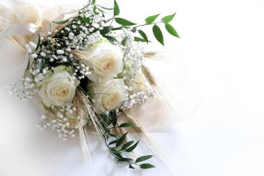 Beyaz arka planda izole edilmiş zarif beyaz güller ve bebeklerin nefesleri. Düğün, sevgililer günü, doğum günü, anneler günü, yıldönümü. Taze çiçekler. Düz yatıyordu. Genel bakış. Boşluğu kopyala.