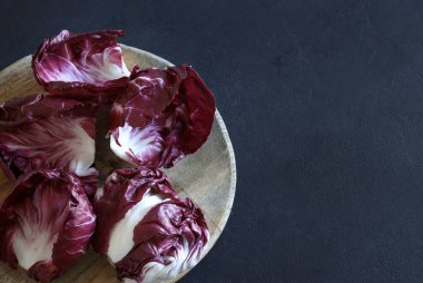 Kırmızı turşu yaprakları koyu arkaplanda yalıtılmış. Vejetaryen ve sağlıklı yiyecekler. Genel bakış. Boşluğu kopyala.