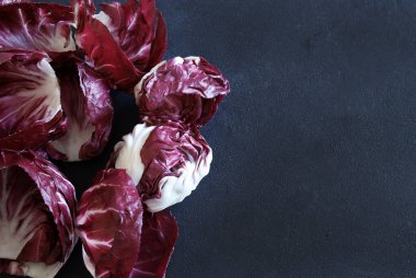 Kırmızı turşu yaprakları koyu arkaplanda yalıtılmış. Vejetaryen ve sağlıklı yiyecekler. Genel bakış. Boşluğu kopyala.