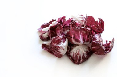 Kırmızı turşu yaprakları beyaz arka planda izole. Vejetaryen ve sağlıklı yiyecekler. Genel bakış. Boşluğu kopyala.