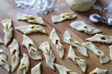 Tahta masada Bugnes adında geleneksel Fransız karnaval şekerlerini hazırlıyorum. Bugnes Lyonnases. Genel bakış. Karnaval sezonu. Boşluğu kopyala.