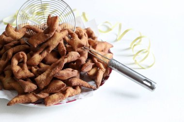 Lyon 'daki karnaval için beyaz arka planda izole edilmiş ev yapımı böcekler. Genel bakış. Karnaval sezonu. Boşluğu kopyala.