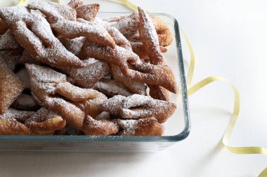 Lyon 'dan karnaval için ev yapımı böcekler. Beyaz arka plana krema serpiştirilmiş. Genel bakış. Karnaval sezonu. Boşluğu kopyala.