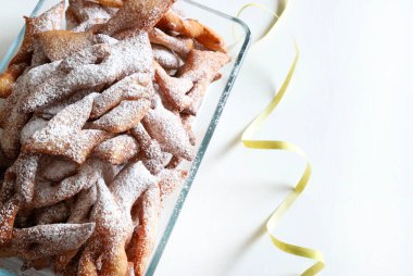 Lyon 'dan karnaval için ev yapımı böcekler. Beyaz arka plana krema serpiştirilmiş. Genel bakış. Karnaval sezonu. Boşluğu kopyala.