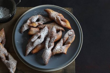 Lyon 'dan karnaval için ev yapımı böcekler koyu arkaplanda krema şekeri serpiştirilmiş. Genel bakış. Karnaval sezonu. Boşluğu kopyala.