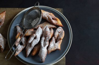 Lyon 'dan karnaval için ev yapımı böcekler koyu arkaplanda krema şekeri serpiştirilmiş. Genel bakış. Karnaval sezonu. Boşluğu kopyala.