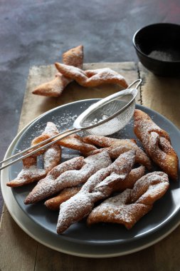 Lyon 'dan karnaval için ev yapımı böcekler koyu arkaplanda krema şekeri serpiştirilmiş. Genel bakış. Karnaval sezonu. Boşluğu kopyala.
