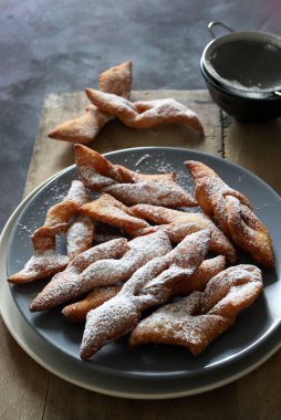 Lyon 'dan karnaval için ev yapımı böcekler koyu arkaplanda krema şekeri serpiştirilmiş. Genel bakış. Karnaval sezonu. Boşluğu kopyala.