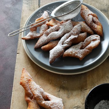 Lyon 'dan karnaval için ev yapımı böcekler koyu arkaplanda krema şekeri serpiştirilmiş. Genel bakış. Karnaval sezonu. Boşluğu kopyala.