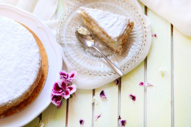 Beyaz tabakta izole edilmiş binlerce yaprak keki. Millefeuille, geleneksel Fransız tatlısı aynı zamanda Napolyon olarak da bilinir. Genel Görünüm.