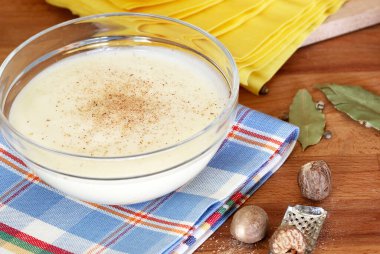 Makarna, lazanya, fırında yemek ve çorba için ev yapımı beyaz sos. Sos haline geldi. Genel Görünüm.