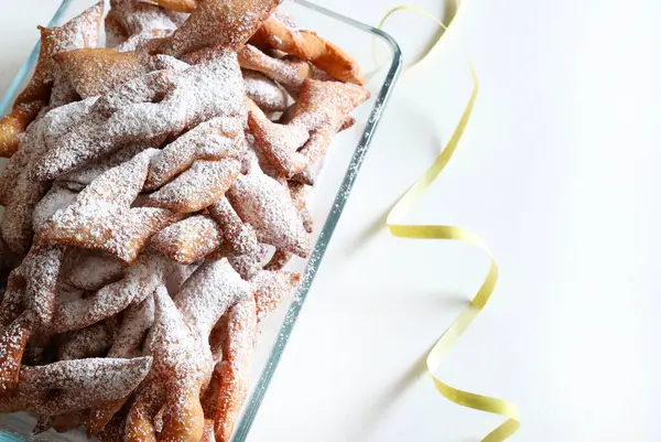 Lyon 'dan karnaval için ev yapımı böcekler. Beyaz arka plana krema serpiştirilmiş. Genel bakış. Karnaval sezonu. Boşluğu kopyala.