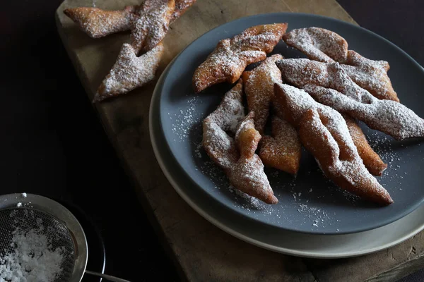 Lyon 'dan karnaval için ev yapımı böcekler koyu arkaplanda krema şekeri serpiştirilmiş. Genel bakış. Karnaval sezonu. Boşluğu kopyala.