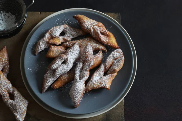 Lyon 'dan karnaval için ev yapımı böcekler koyu arkaplanda krema şekeri serpiştirilmiş. Genel bakış. Karnaval sezonu. Boşluğu kopyala.