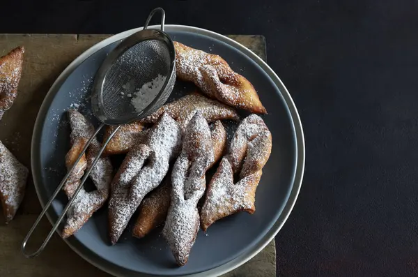 Lyon 'dan karnaval için ev yapımı böcekler koyu arkaplanda krema şekeri serpiştirilmiş. Genel bakış. Karnaval sezonu. Boşluğu kopyala.