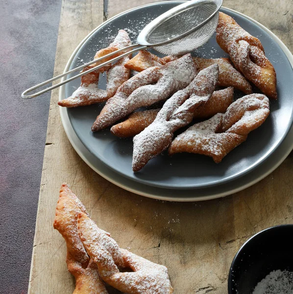 Lyon 'dan karnaval için ev yapımı böcekler koyu arkaplanda krema şekeri serpiştirilmiş. Genel bakış. Karnaval sezonu. Boşluğu kopyala.