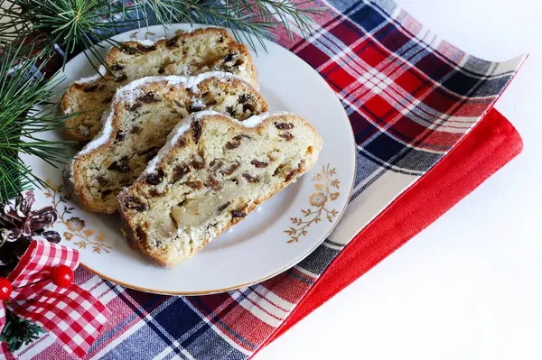 Geleneksel Noel Alman tatlısı Stollen, Christstollen olarak da bilinir. Baharatlı mayalanmış hamur, şekerli meyve ve kurutulmuş meyve.. 