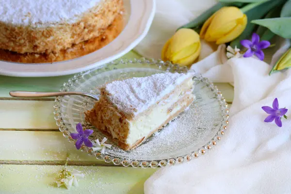 Beyaz tabakta izole edilmiş binlerce yaprak keki. Millefeuille, geleneksel Fransız tatlısı aynı zamanda Napolyon olarak da bilinir. Genel Görünüm.