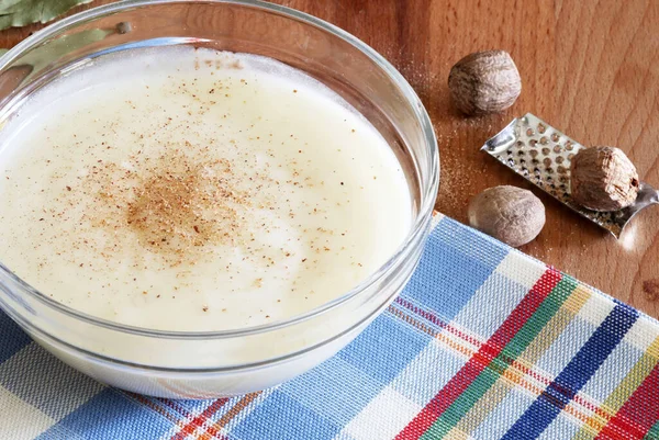 Makarna, lazanya, fırında yemek ve çorba için ev yapımı beyaz sos. Sos haline geldi. Genel Görünüm.