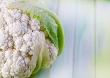 Tahta masada izole edilmiş taze bir karnabahar. Sağlıklı ve vejetaryen yemekleri. Önplana odaklan. 