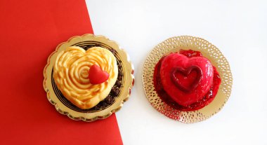 İki kalp - Sevgililer Günü tatlı kırmızı ve beyaz arka planda izole. Sevgililer Günü kutlaması. Genel bakış. Boşluğu kopyala. 