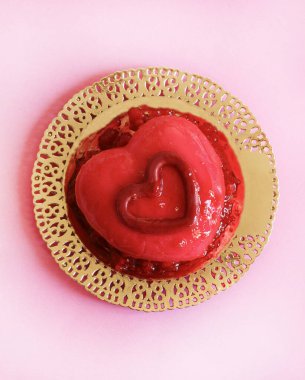 Bir kalp - Sevgililer Günü tatlısını kırmızı ve pembe renkli arka planda izole ettim. Sevgililer Günü kutlaması. Genel bakış. Boşluğu kopyala. 