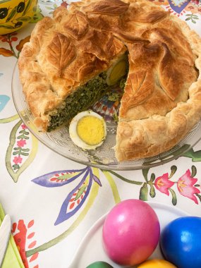 Geleneksel Paskalya yemeği. Paskalya pastası (torta Pasqualina) ıspanaklı, ricottalı ve paskalya yumurtalı. Aile toplantısı konsepti. İtalyan yemeği. Tam üstte.