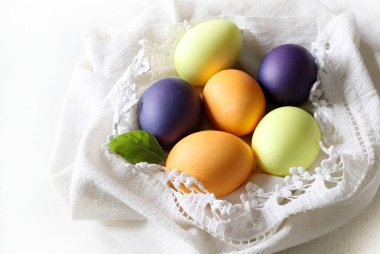 Beyaz arka planda izole edilmiş renkli Paskalya yumurtaları. Paskalya yumurtaları. Paskalya tatili konsepti. Boşluğu kopyala.