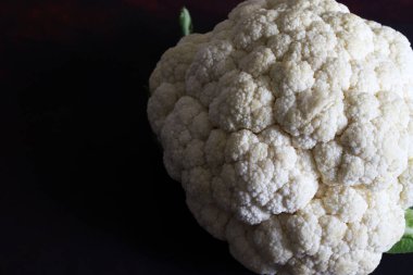 Siyah arka planda izole edilmiş taze karnabahar. Sağlıklı ve vejetaryen yemekleri. Yakın plan. Genel Görünüm.