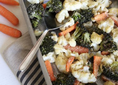 Fırında brokoli, karnabahar, havuç ve otlarla dolu bir yemek tepsisi. Sağlıklı ve vejetaryen yemekleri. Genel Görünüm.