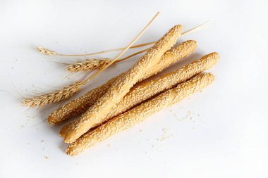 Beyaz arka planda izole edilmiş susam tohumlu uzun ekmekler. Fırın ürünleri. Uzayı kopyala Genel Görünüm.