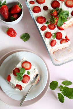 Çilekli tiramisu. Geleneksel İtalyan tatlısıyla çilek, mascarpone kreması ve kadın parmağı. Tam üstte. Boşluğu kopyala.