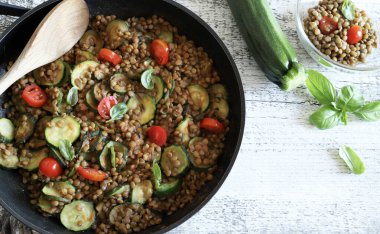 Kabaklı mercimek ve fesleğen yaprağı aromalı kiraz domatesleri, garnitür ya da beyaz arka planda ikinci yemek. Vejetaryen yemeği. Tam üstte.