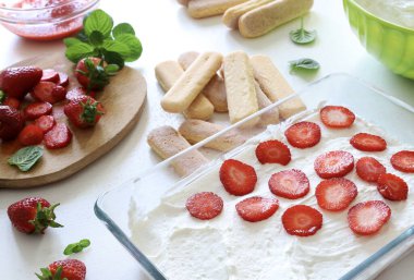 Çilekli tiramisu. Çilekli İtalyan tatlısı, mascarpone kreması ve bayan parmaklı. Tam üstte. Boşluğu kopyala.