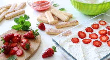 Çilekli tiramisu. Çilekli İtalyan tatlısı, mascarpone kreması ve bayan parmaklı. Tam üstte. Boşluğu kopyala.