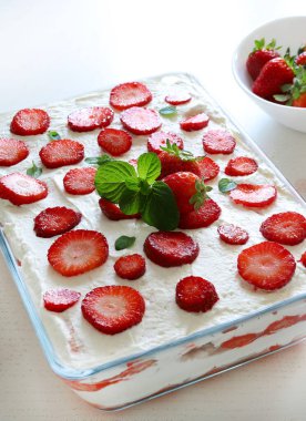 Çilekli tiramisu. Çilekli İtalyan tatlısı, mascarpone kreması ve bayan parmaklı. Tam üstte. Boşluğu kopyala.