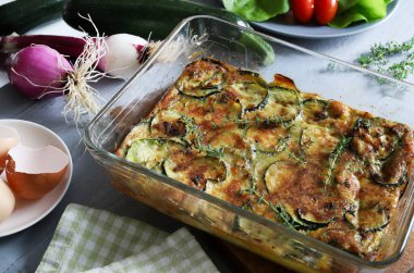 Gri arka planda ev yapımı fırın kabağı omleti. Sağlıklı ve vejetaryen yemekleri. Tam üstte.