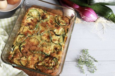 Gri arka planda ev yapımı fırın kabağı omleti. Sağlıklı ve vejetaryen yemekleri. Tam üstte.