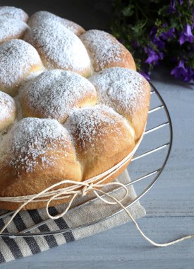 Ahşap arka planda izole edilmiş reçel dolu ev yapımı Avusturya çörekleri. Tuna keki (Buchtlen). Tatlı çörekler. Maya hamurlu kek..