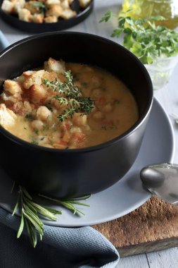 Ev yapımı nohut çorbası ve kızarmış ekmek. Kış yemeği. Sağlıklı ve vejetaryen yemekleri. Tam üstte.