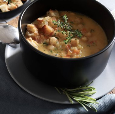 Ev yapımı nohut çorbası ve kızarmış ekmek. Kış yemeği. Sağlıklı ve vejetaryen yemekleri. Tam üstte.