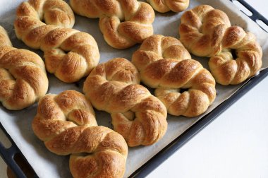 Ev yapımı Mucenici, geleneksel tatlılar. Şekil 8 'de çelenk gibi görünmesi için yapılıyor. Tam üstte. Romanya mutfağı.