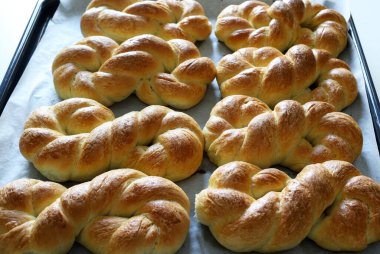 Ev yapımı Mucenici, geleneksel tatlılar. Şekil 8 'de çelenk gibi görünmesi için yapılıyor. Tam üstte. Romanya mutfağı.