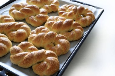 Ev yapımı Mucenici, geleneksel tatlılar. Şekil 8 'de çelenk gibi görünmesi için yapılıyor. Tam üstte. Romanya mutfağı.