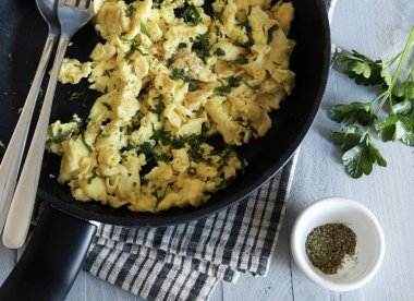 Ev yapımı çırpılmış yumurta ve tavada otlar. Sağlıklı yiyecekler. Tam üstte.